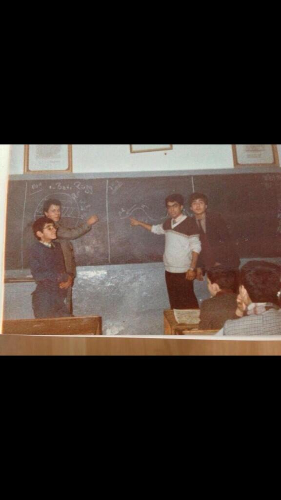 1982-1983 yılı Kabataş Erkek lisesi Optik başkan tahtada gözlüklü olan hey gidi yıllar hey