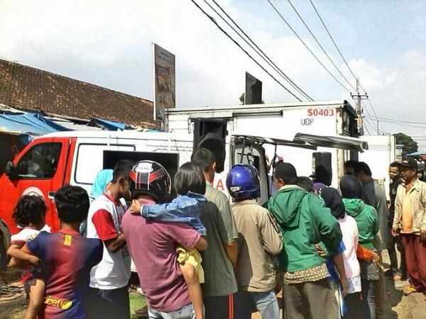 GO_Aspirasi's tweet photo. Antusiasme di lokasi #MobilAspirasi di Psr Wanaraja, Garut (12/6).. wuihh ramenya juara! :) #generasioptimis http://t.co/LpUE6jh6Q0