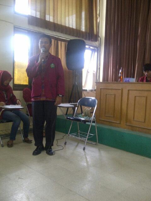 semaFKIP_UNINUS's tweet photo. Ka @Ridwan_314 sedang memberi sambutan sebagi ketuplek :) http://t.co/Co8ixLfz71