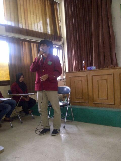 semaFKIP_UNINUS's tweet photo. Bapa @vhmayelkaffah sedang memberi sambutan dalam acara " Pelantikan pengurusan hima Plb dan Himadikwan" http://t.co/u0ENka4pWN