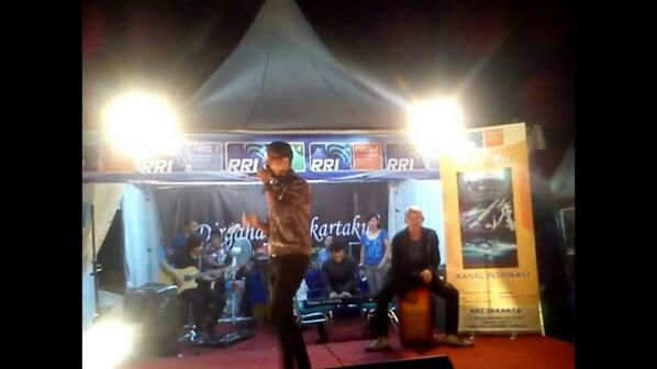 anggertetuko's tweet photo. thanks @Pro2Jak td malam udh mau ngajak @dplay_band utk tampil @PRJmonas_2014 di #HalteMonas105 http://t.co/DIkd3LDvwJ