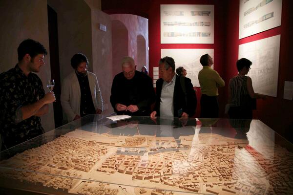 ZueccaProjects's tweet image. Peter Eisenman during the opening of THE YENIKAPI PROJECT at Zuecca Project Space!