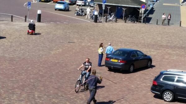 Vanwege een tekort aan brommertjes, gaan ze nu prefentief auto's controleren. #OudeDorp