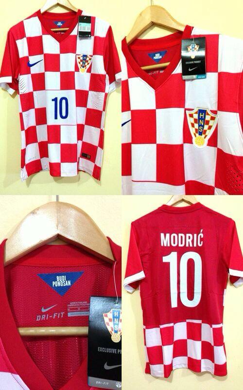 todofutbol05's tweet photo. MODRIC - Rt si te queres ganar esta camiseta en el sorteo al llegar a los 6000  seguidores.Consultas 0992310310 http://t.co/wPY5ULI4kb