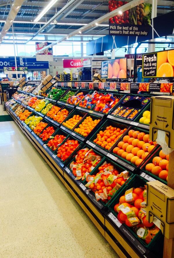 Fresh colourful produce, with abundant display of #pricesdown  and some refreshing tasters in the sun ☀️🍑 <a href="/TonyD_1/">Tony Davies</a>