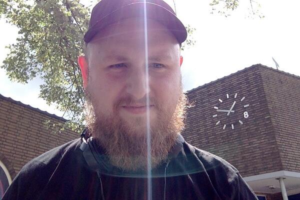 _MichaelOswell_'s tweet photo. Standing outside werkplaats ehehehe http://t.co/fBLEvfbpa0