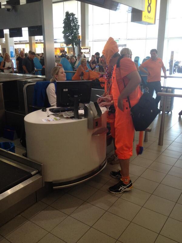 oranjecamping's tweet photo. Het Oranjecamping-avontuur begint. Check-in eerste gasten op Schiphol. Op naar Brazilië. http://t.co/4NfLIj0EOr