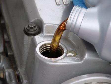 AEMotorShow's tweet photo. Engine oil is very important to your car's engine, use only #genuine &amp; recommended engine oil. http://t.co/1GzdU0uH79