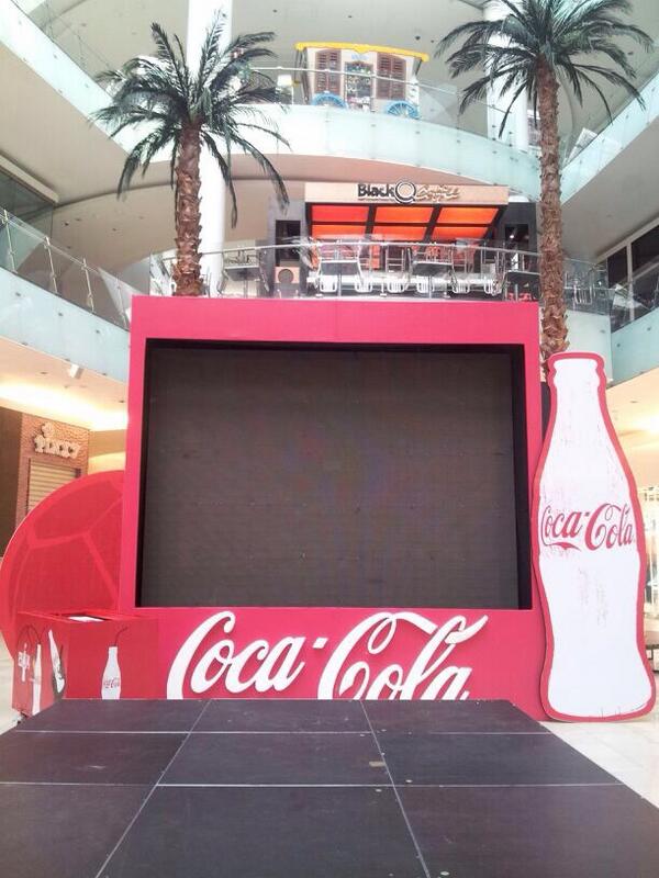¿Cómo están los ánimos? Aquí estamos  preparando el escenario para el mundial. #CocaCola