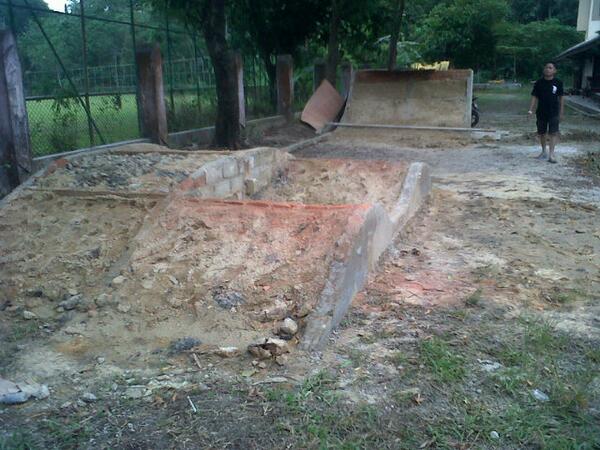 Skatepark semi permanen samarinda  memasuki tahap akhir.pengecoran @happensk8mag <a href="/robbywardhana/">robbywardhana</a> <a href="/KaraHansel/">Han</a> <a href="/aan_bmx/">Aan</a>