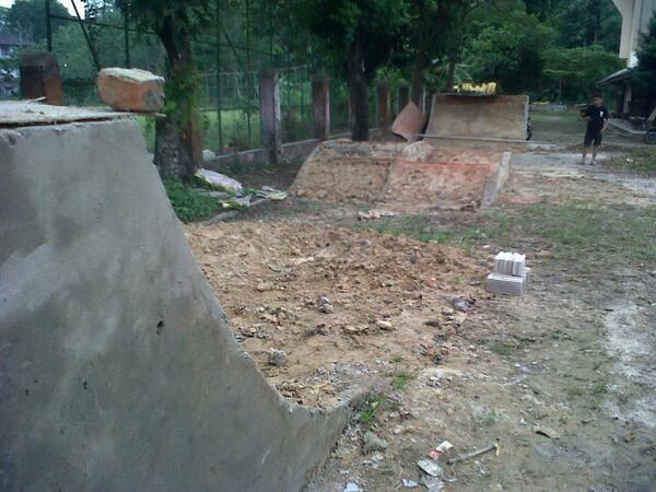 Skatepark semi permanen samarinda memasuki tahap akhir.pengecoran @happensk8mag <a href="/UtedMJ/">Uted_MJ </a> <a href="/KaraHansel/">Han</a> <a href="/rightwing_store/">Right Wing Skateshop</a>