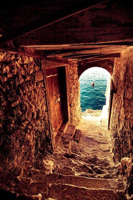 NationalGeograC's tweet photo. Pasadizo hacia el mar. Isla de Creta, Grecia http://t.co/r5fKLeRSKf