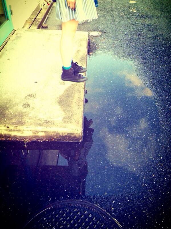 あっちゃん 水たまりに写り込んだ写真撮るの好きー雨上がりの空は綺麗やよ Http T Co C3x6gcrlnn