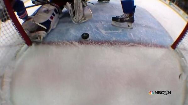 TODAYshow's tweet photo. How close was last night's @NYRangers/@LAKings game? This close... http://t.co/3gOvOwj5H0