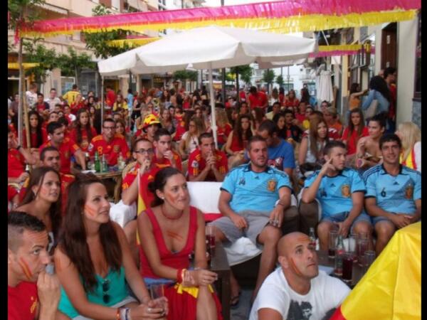 CapiRrpp's tweet photo. Mañana desde las 20:30 en @PubObelix hasta el final del partido #COPAS a 3€!!! La #ObelixTerraza es unica!! http://t.co/TORjfF6x2h