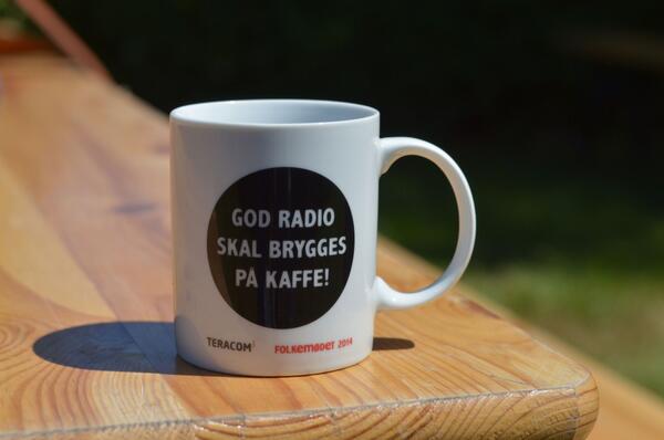 Vi har lavet grænseoverskridende lækkert merch til <a href="/RadioFolkemoede/">Radio Folkemødet</a> . #dkpol og #FM14 bliver ikke det samme igen!