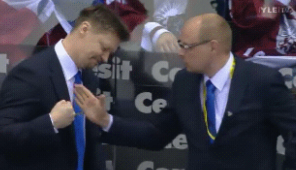 These failed high fives are *so* awkward: on.mash.to/1lnBW5v