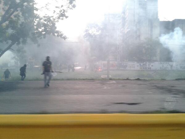 Mamiferodigital's tweet photo. "Tráfico pesado a la altura de Daka, manifestaciones y quema de caucho" http://t.co/ybiRUOxCCw vía @TaxiFenixSDiego