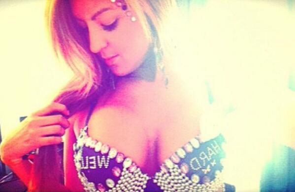 RaveSluts_'s tweet image. Moanin' :)