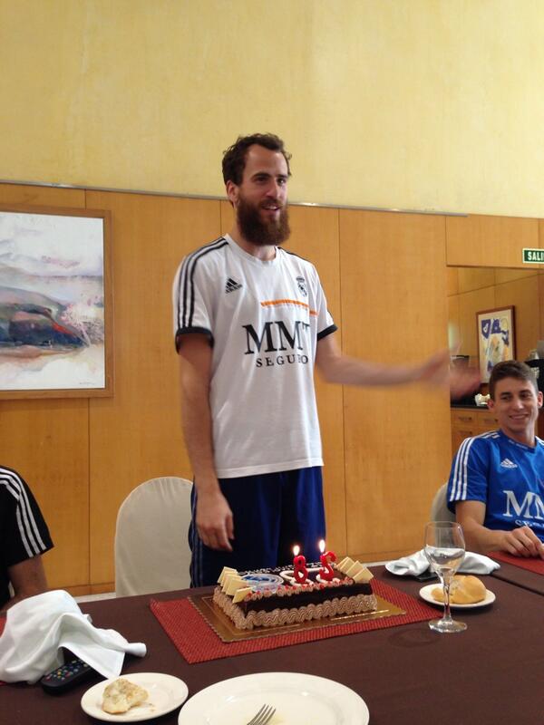 23Llull's tweet photo. "La barba" cumple años! Muchas felicidades @SergioRodriguez ! De regalo una victoria esta tarde! 😜🎂🎁🎉 http://t.co/QmumOZ3Fcu