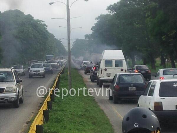 Mamiferodigital's tweet photo. Represión de la GNB llega hasta la autopista del este en Mañogo. #12Junio #Valencia 8:11 am http://t.co/FyFKpYKIja