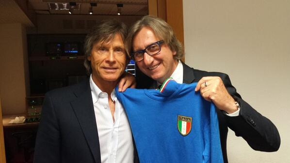 RafAuriemma's tweet image. Si sente l'urlo "campioni del mondo, campioni del mondo" impugnando la maglia con la quale #Oriali ha vinto nell'82