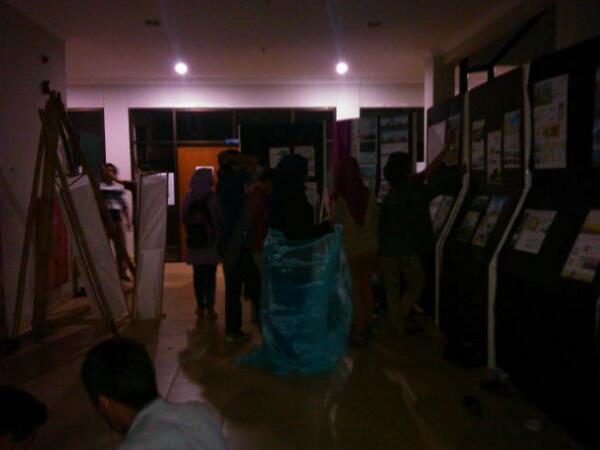 ArchitectureUPI's tweet image. Selamat malam calon arsitek! Setelah puasa tidur &amp;amp; rusuh karena deadline,tiba jg saatnya pameran. Kita lg ngedekor :)