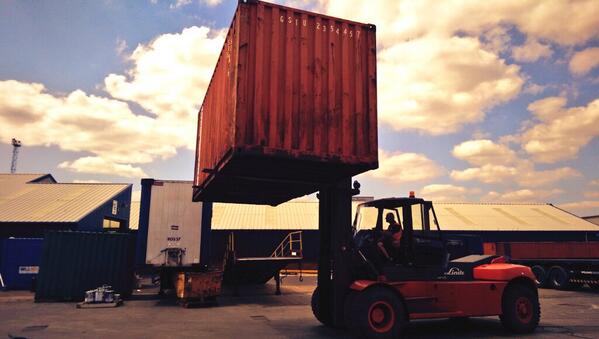 willboxuk's tweet photo. Linde H150 forktruck moving 20' ex shipping #container in the #willbox yard! http://t.co/NOVRJdnqES