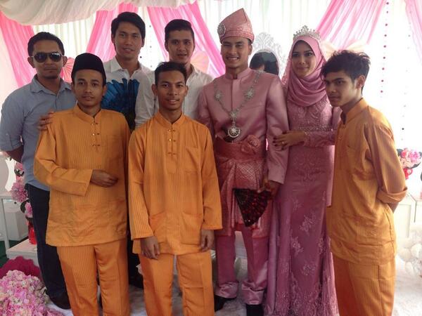 IemanEhsan's tweet photo. Sabtu punya cerita,g kenduri rumah member..siapa yg kahwin tu,ada siapa kenal tak? http://t.co/ngdvxN8qW1