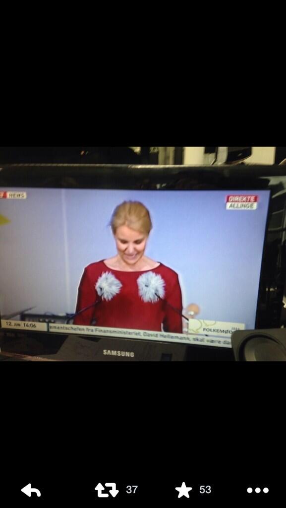 QvortrupHenrik's tweet photo. Sådan placerede vi sgu aldrig mikrofonerne i min tid på TV2. Godt #fmdk til alle. #dkpol http://t.co/nl438criye