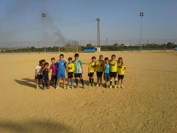 Ezequiel_Udjv's tweet photo. @carlyfanss tu compi y tus niños t desean una pronta recuperación! !vamos carly!!! http://t.co/8uEdZ5amFW