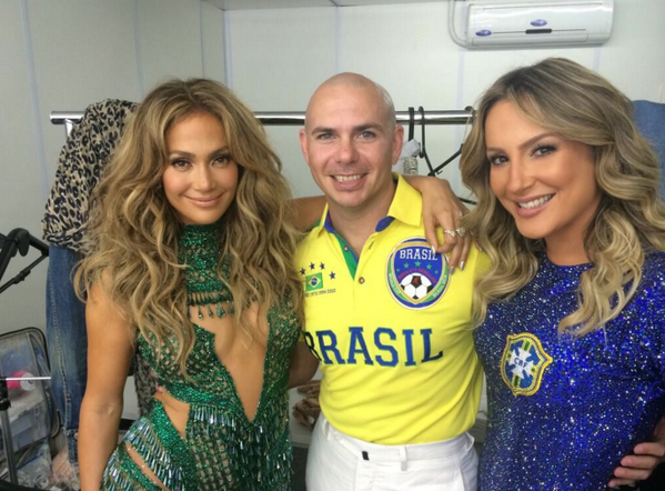 cosmopolitanmx's tweet photo. ¡@JLo SÍ está con @Pitbull y @ClaudiaLeitte en la Ceremonia de Inauguración del #Mundial2014! 

#MundialCOSMO http://t.co/IbrLrSGmtK