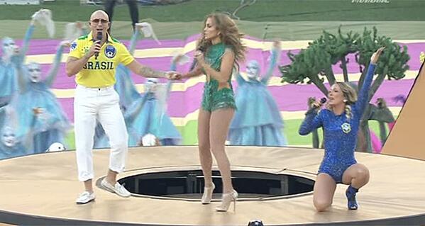 LaPagina's tweet photo. Pitbull, Jennifer López y Claudia Leitte cantan la canción oficial del #Mundial2014 http://t.co/WR6u71X9Rb http://t.co/6q8JfoB8RW