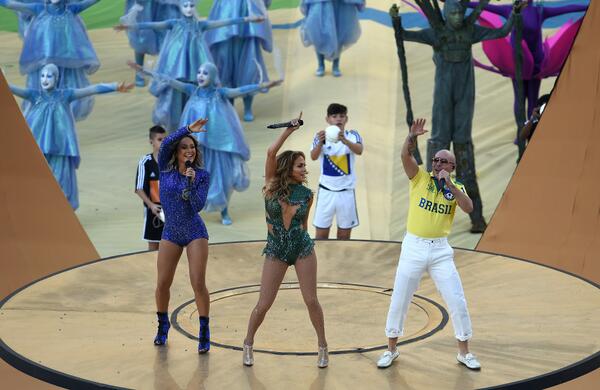 mediotiempo's tweet photo. . @JLo, @pitbull y @ClaudiaLeitte durante la Inauguración #Brasil2014 (Foto:AFP) http://t.co/5ZIN0Wllrv http://t.co/vWoADDywiG