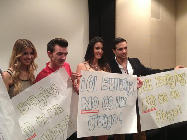Anasofiapsihas's tweet photo. Gracias por ser parte de esta campaña #ElBullyingNoEsUnJuego @barbaraig @vadhirderbez @carla_mauri @revista_tu http://t.co/rVa61GUnv5