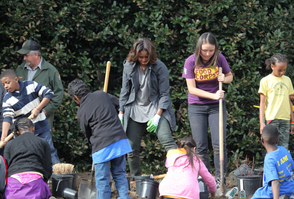 FoodCorps's tweet photo. .@FLOTUS is off to harvest her garden with kids after the #LunchWithFLOTUS chat. We've got the perfect #TBT! :) http://t.co/2c9KzUEVGl