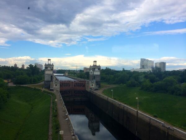 90azat's tweet photo. в Москве я случайно оказалась в Британии http://t.co/fE74hksk2Q