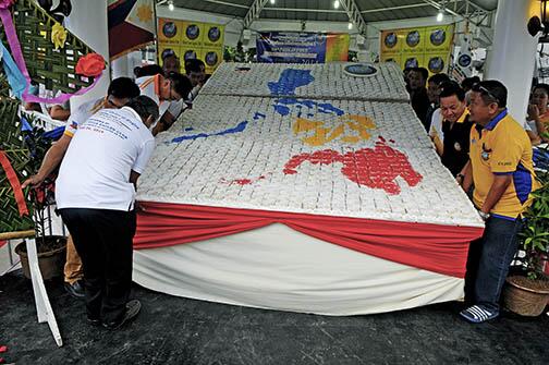 Froigallardo's tweet photo. A large flag cake made of 1,500 small cakes was given for free in Cagayan de Oro on Philippine Independence Day. http://t.co/fDdtKwh7Ao
