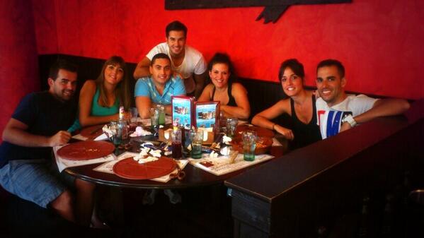 claudia170307's tweet photo. Ole ole!! Comiendo en buena compañía! @Raulgonzalez87 @sergiosc87 @JulioCaleroM  @raquelnipe @CintaArilla y #ale jeje http://t.co/rZ3yMjFT0A