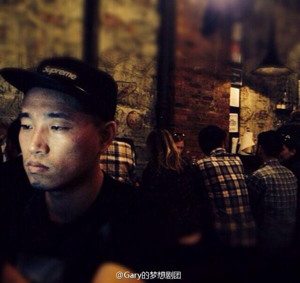 dreamergally's tweet photo. Oppa updated profile picture which should be taken in NY (compare with the pic he uploaded before in IG ) http://t.co/LHfkYwROD5