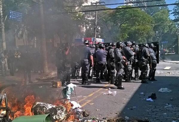 marca's tweet photo. Hay lío en las calles de Sao Paulo a unas horas de que arranque el partido inaugural http://t.co/Jdso4ghkzT http://t.co/RXlqJQNcq1