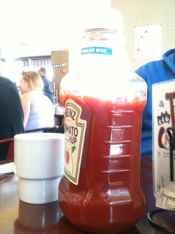 kirstycalls's tweet photo. The biggest ketchup bottle I have ever seen! #OnlyInAmerica #USA @homeskilletsf http://t.co/I9hkxMVXKE
