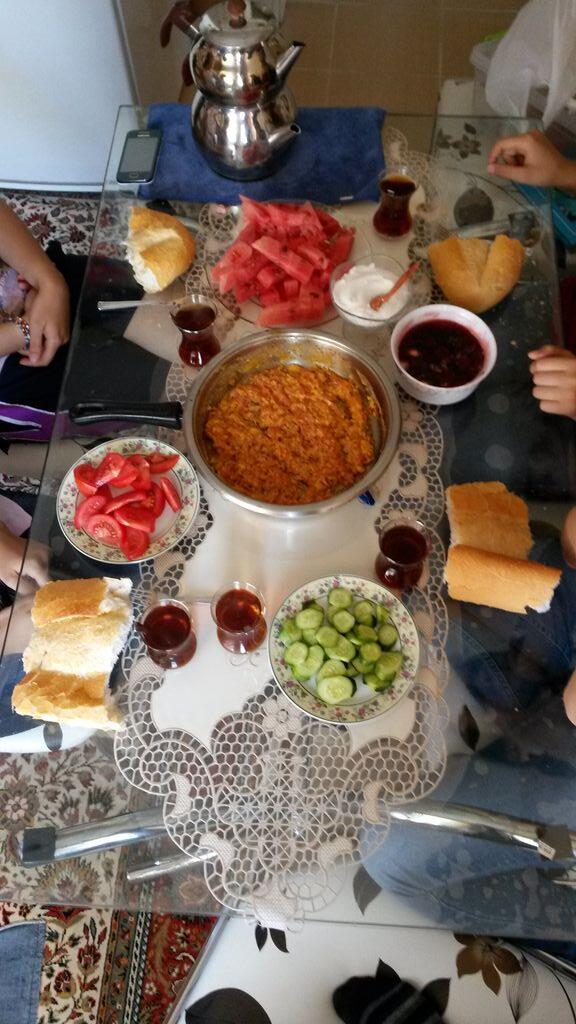 elemozbek's tweet image. Beceremesekte oluyor :)