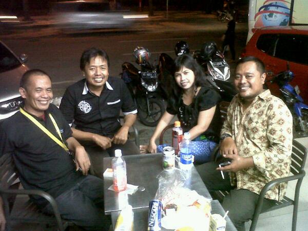piyudks's tweet photo. Silaturahim with @IntartoJoko @deagoes_peyek @BangBeHa emak" DKS mana ya @Ainn8888 @zataalifa @indi_rina @phiel_phiel http://t.co/Un0VyBWwIQ