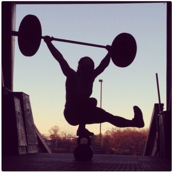 FitnesAnonymous's tweet photo. Mad props but that also looks incredibly dangerous... http://t.co/IhIMON3tIa