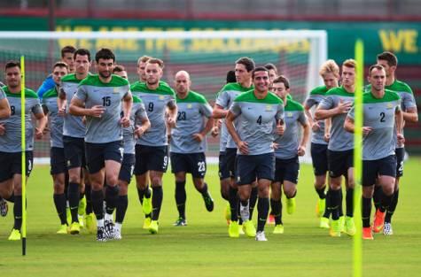 gulf_news's tweet photo. Australia undaunted by classy #Chile http://t.co/07sL7SQVRc #Vitoria #WorldCup2012 http://t.co/hr1BDvyU61