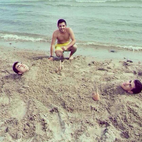 Baldayoo's tweet photo. Peor que los niños jajaja 🌴☀️✌️@javierorenga97  @ndreuet http://t.co/wFjLx6pX3B