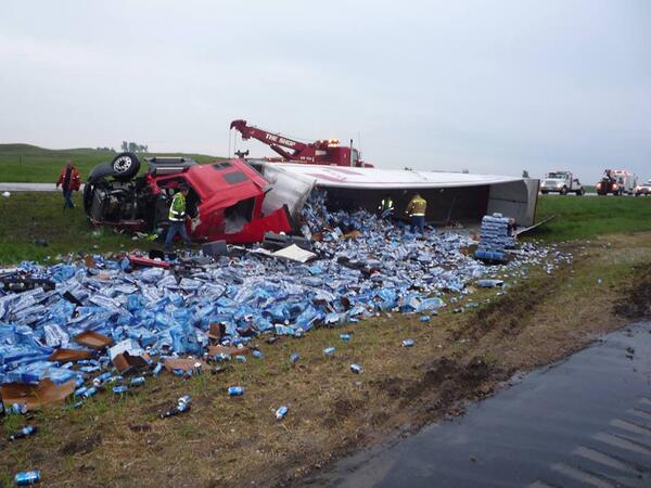 Argus911's tweet image. Semitruck crashes on I-29, dumping beer onto median argusleader.com/story/news/cri…