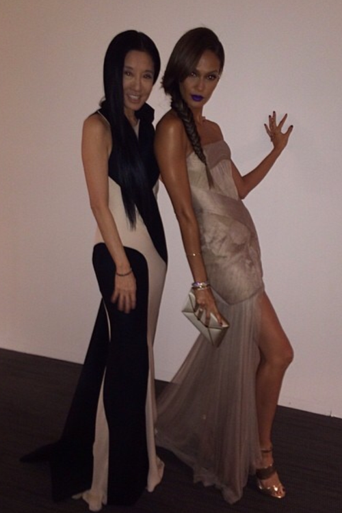 Thingsmodelsluv's tweet photo. What's more precious than a @VeraWangGang  gown? @joansmalls adorned in one! See more at http://t.co/qojHk5n41Q http://t.co/o3HY6CPMl3