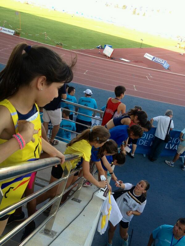 DipuHU's tweet photo. La cantera del atletismo de #Huelva vive intensamente los logros deportivos del #MeetingIberoamericano @atletismoRFEA http://t.co/cNzX4LlSee